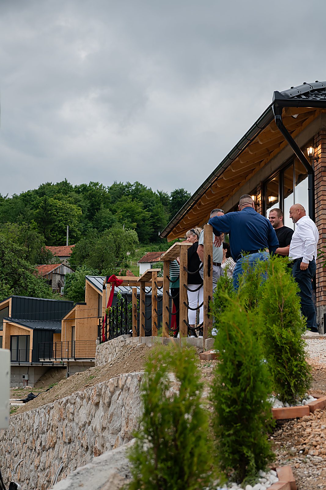 Gosti na terasi Harmonija Lux sa pogledom na okolinu