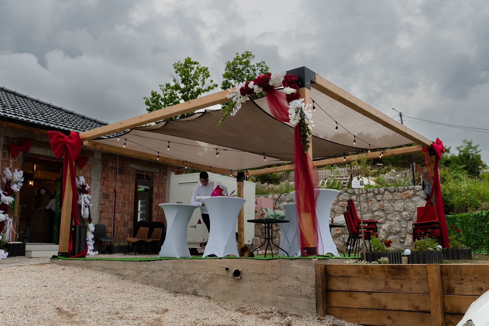 Vanjska pergola sa svečanom dekoracijom za proslave na otvorenom